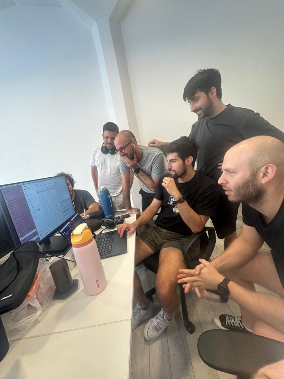“El camilazo” - todo el equipo se junta a escuchar las primeras llamadas a clientes en producción un viernes